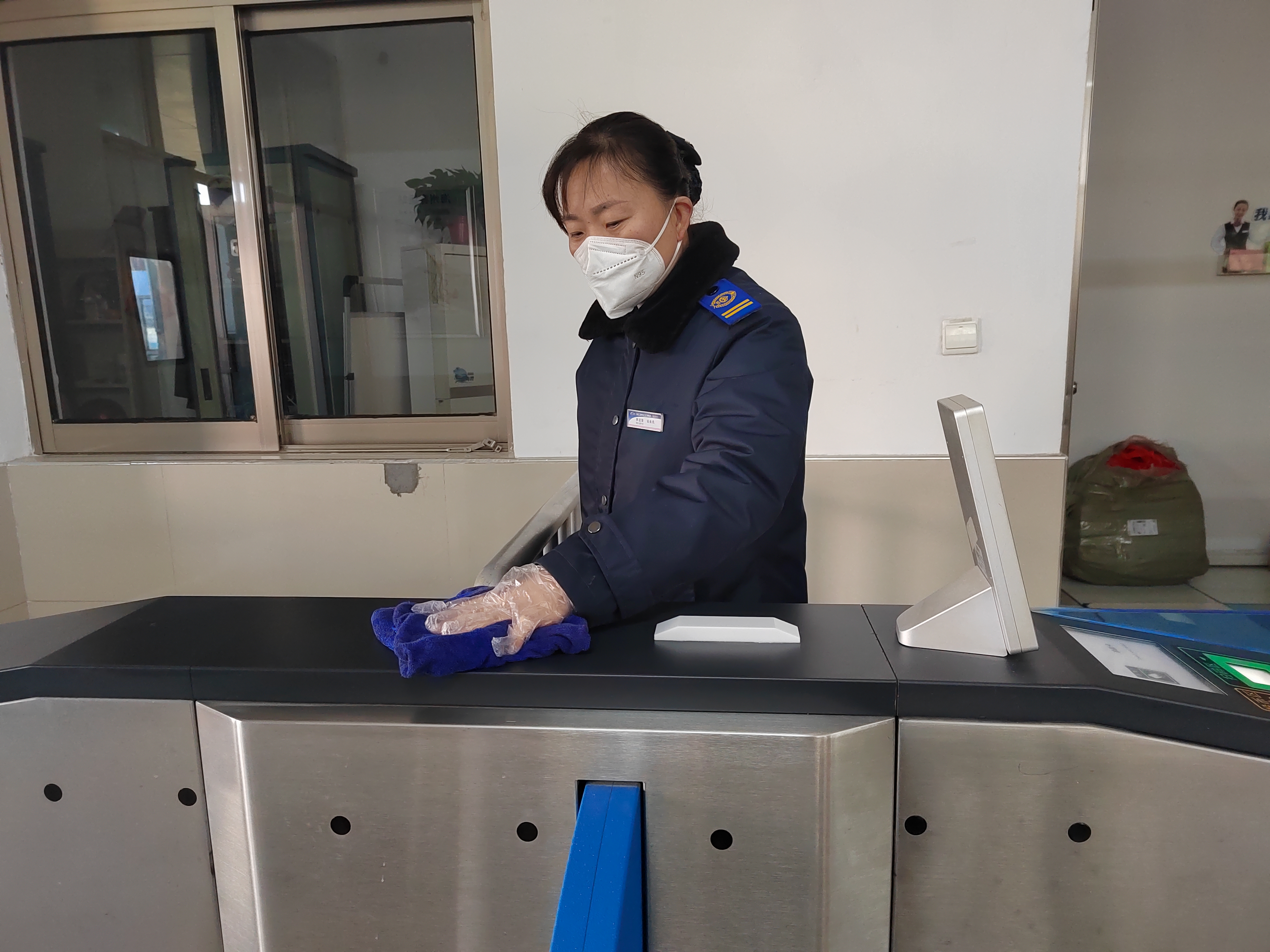 公交集團快速公交事業(yè)部站務(wù)員李迎榮熱心幫助老人乘車獲感謝