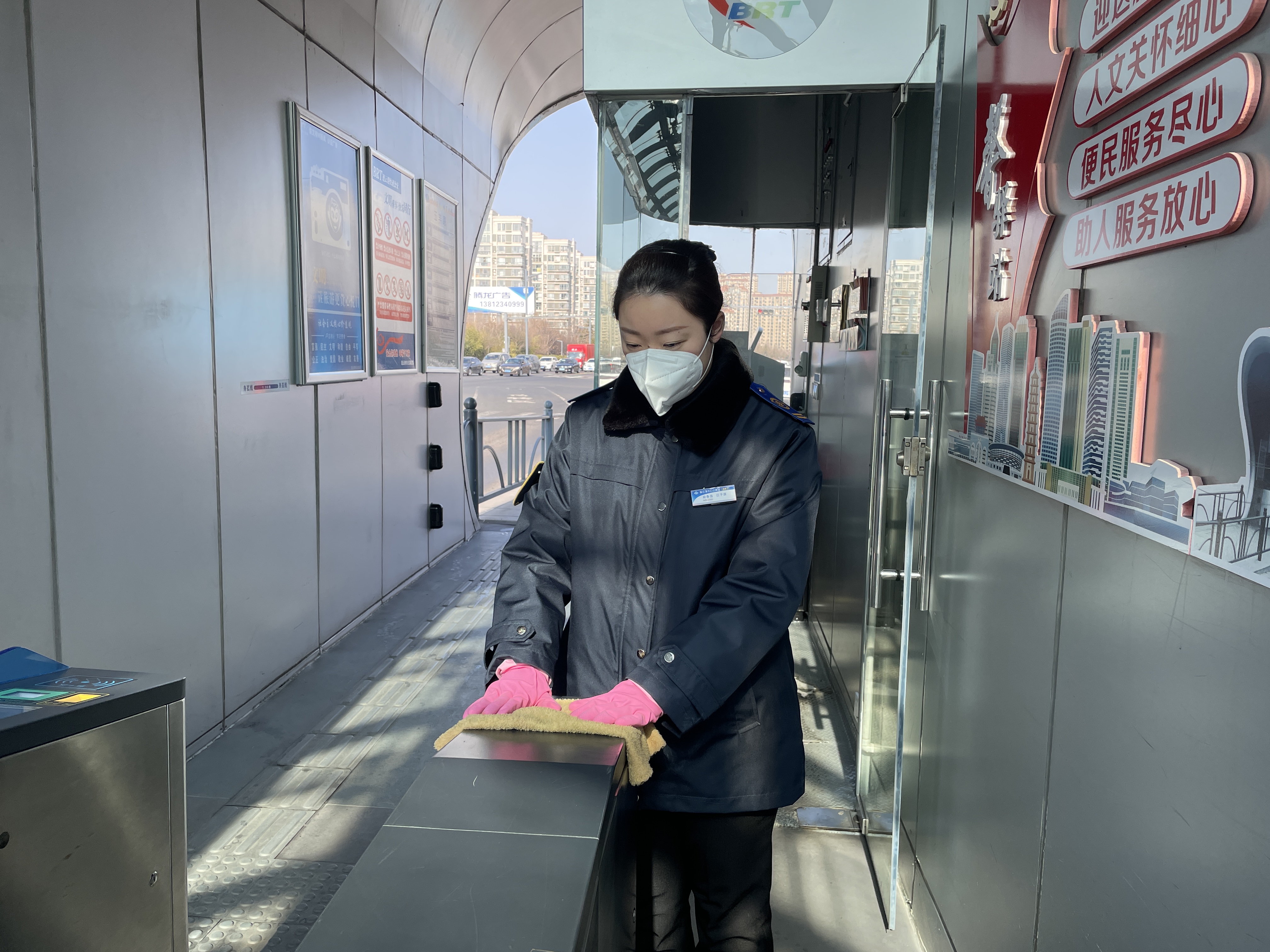 公交集團快速公交事業(yè)部站務(wù)員江子源熱心幫助走失老人獲感謝