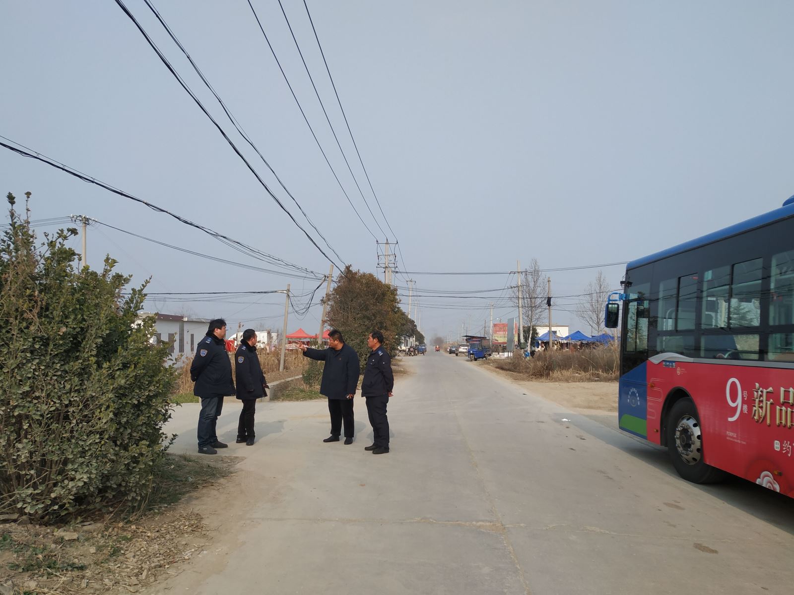 公交集團(tuán)公交事業(yè)二部開(kāi)展鳳凰村專線實(shí)地調(diào)研 保安全行車