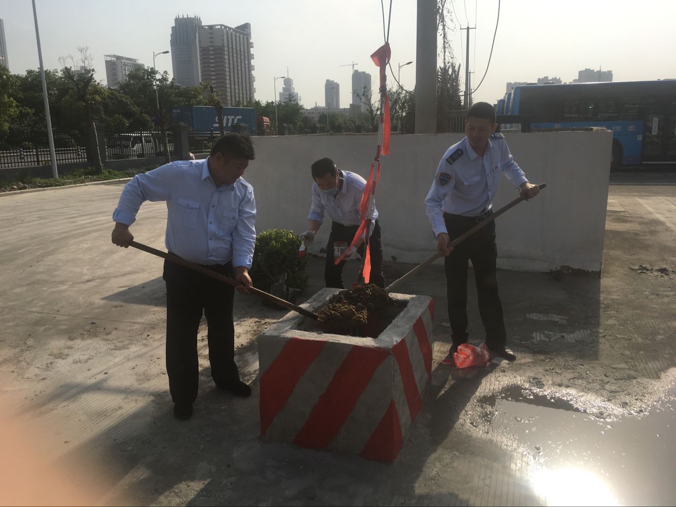 公交東部公司二車隊(duì)自行修建場(chǎng)站安全標(biāo)志物確保車輛安全