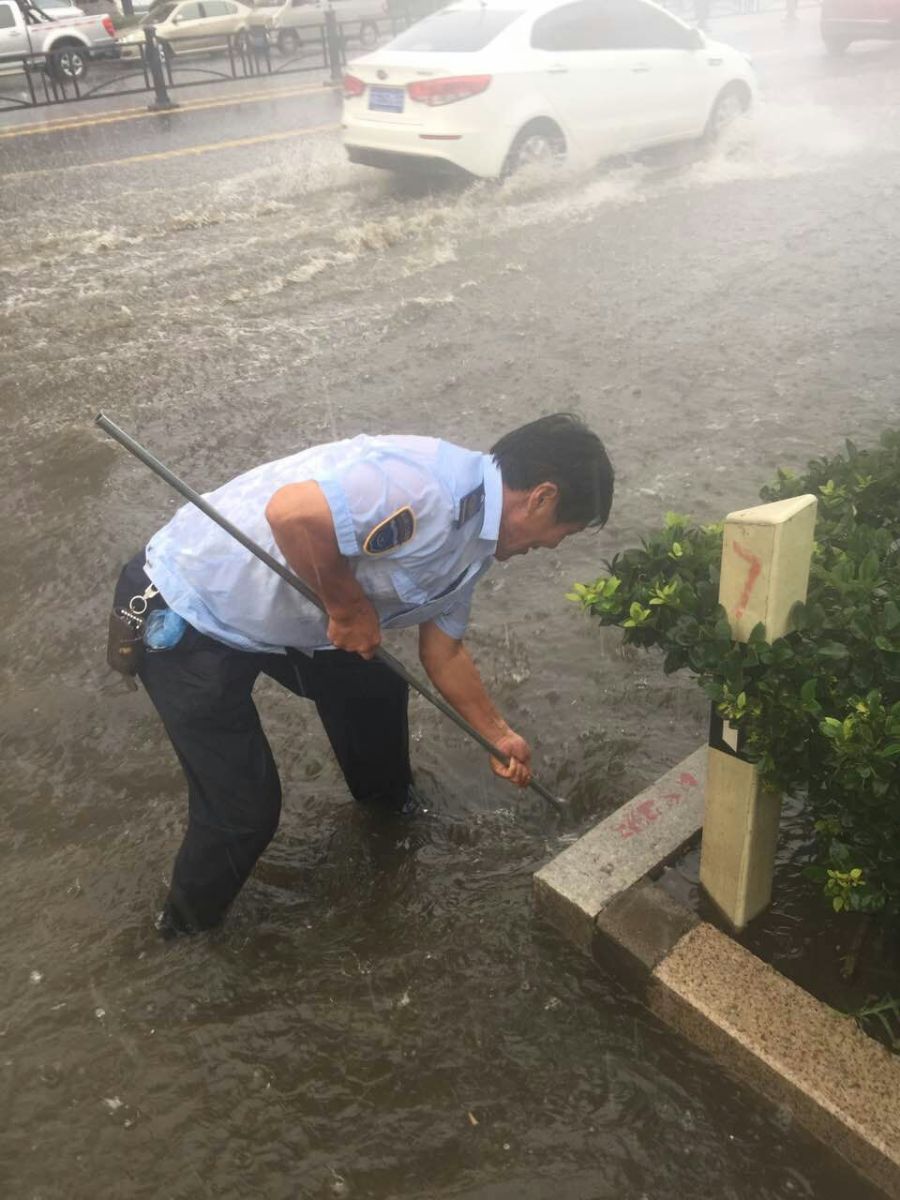 公交快速公司東區(qū)車隊(duì)及時(shí)疏通西園路排水口保障電車運(yùn)營安全
