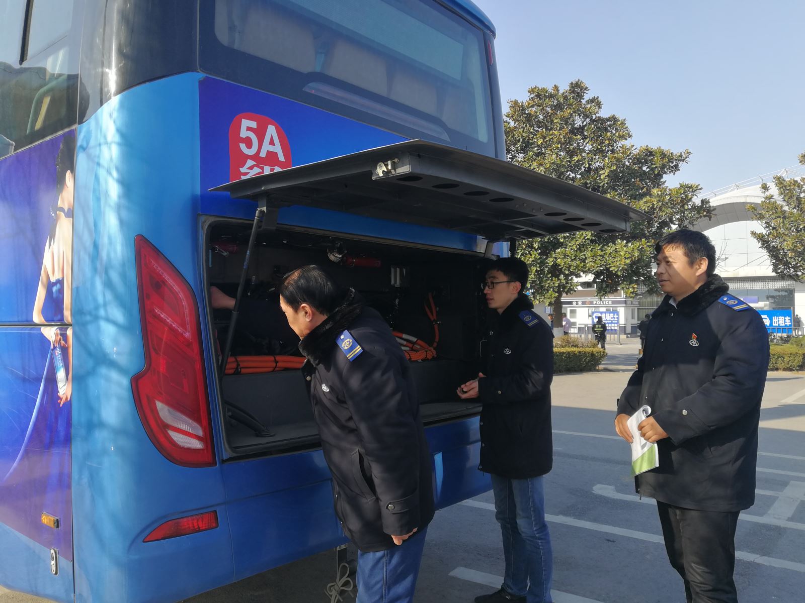 公交集團(tuán)經(jīng)營發(fā)展事業(yè)部開展車容車貌大整治活動(dòng)
