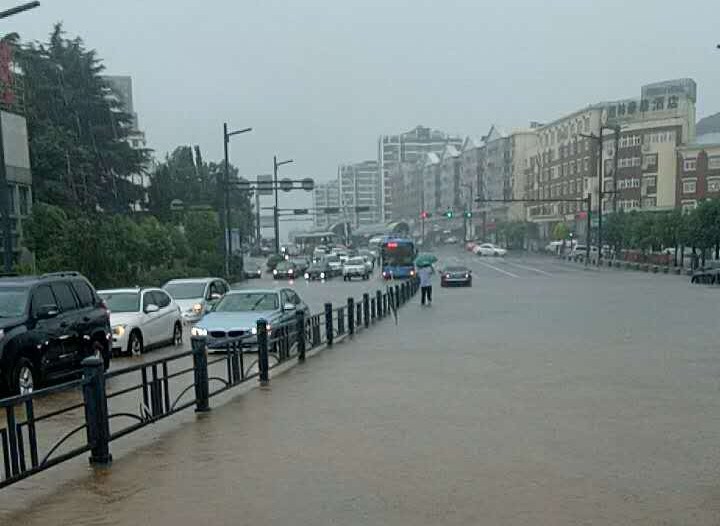 公交集團暴雨天氣各權屬單位啟動防汛預案 全力做好市民出行安全保障