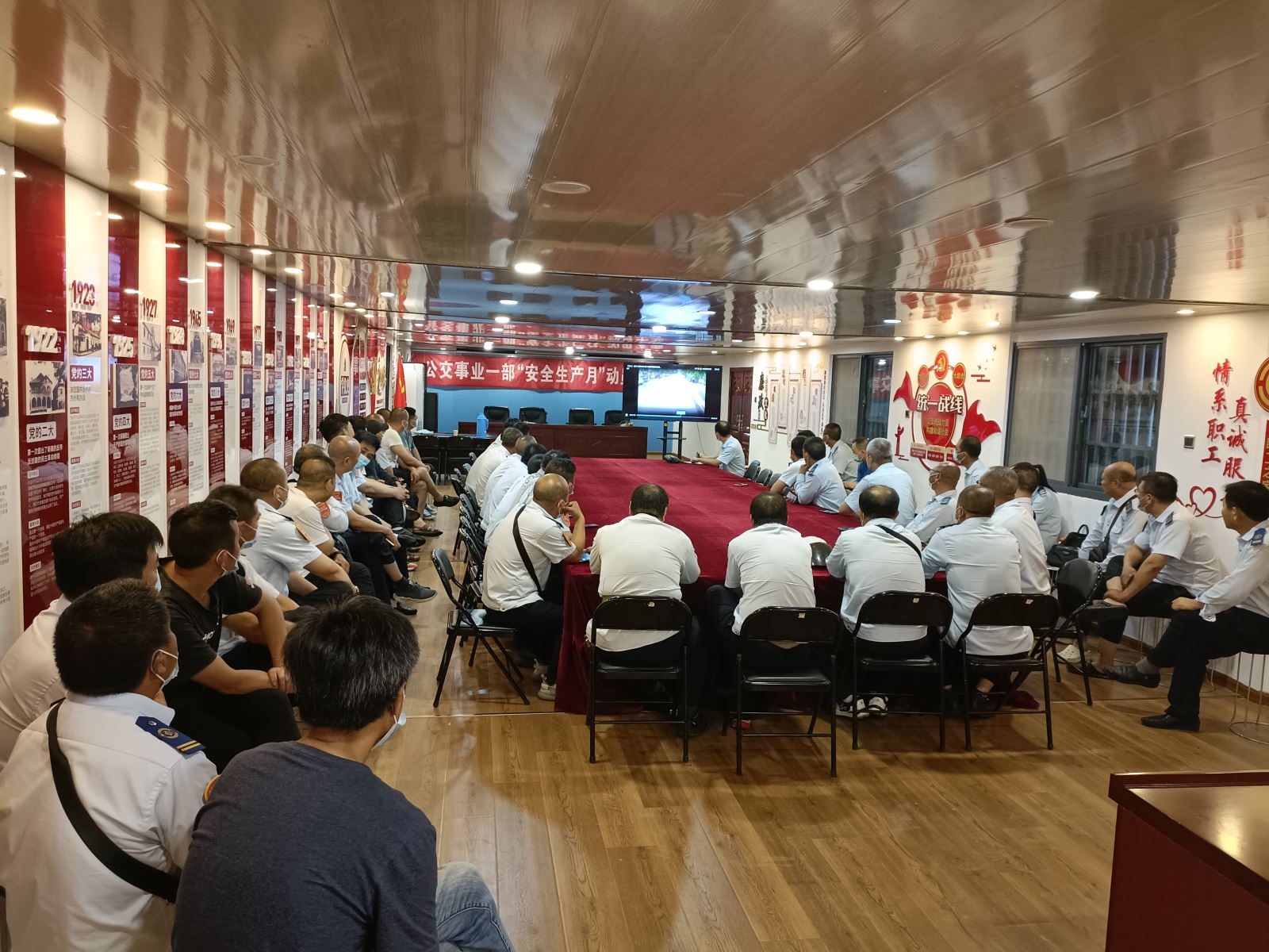公交集團(tuán)公交事業(yè)一部開(kāi)展夏季涉水培訓(xùn) 筑牢安全防線(xiàn)