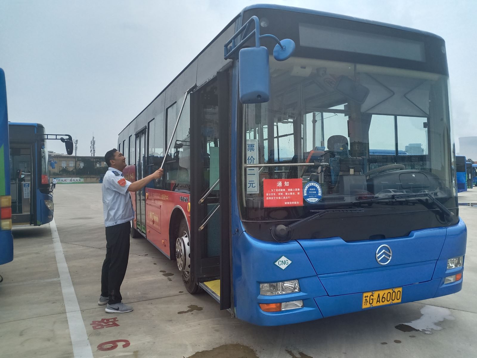 公交集團公交事業一部雨后車凈，為創文助力