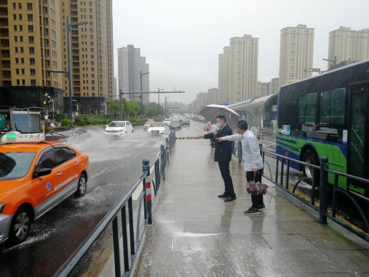 大雨來襲，快速公交事業部抗澇搶險全力以赴 為市民出行保駕護航！