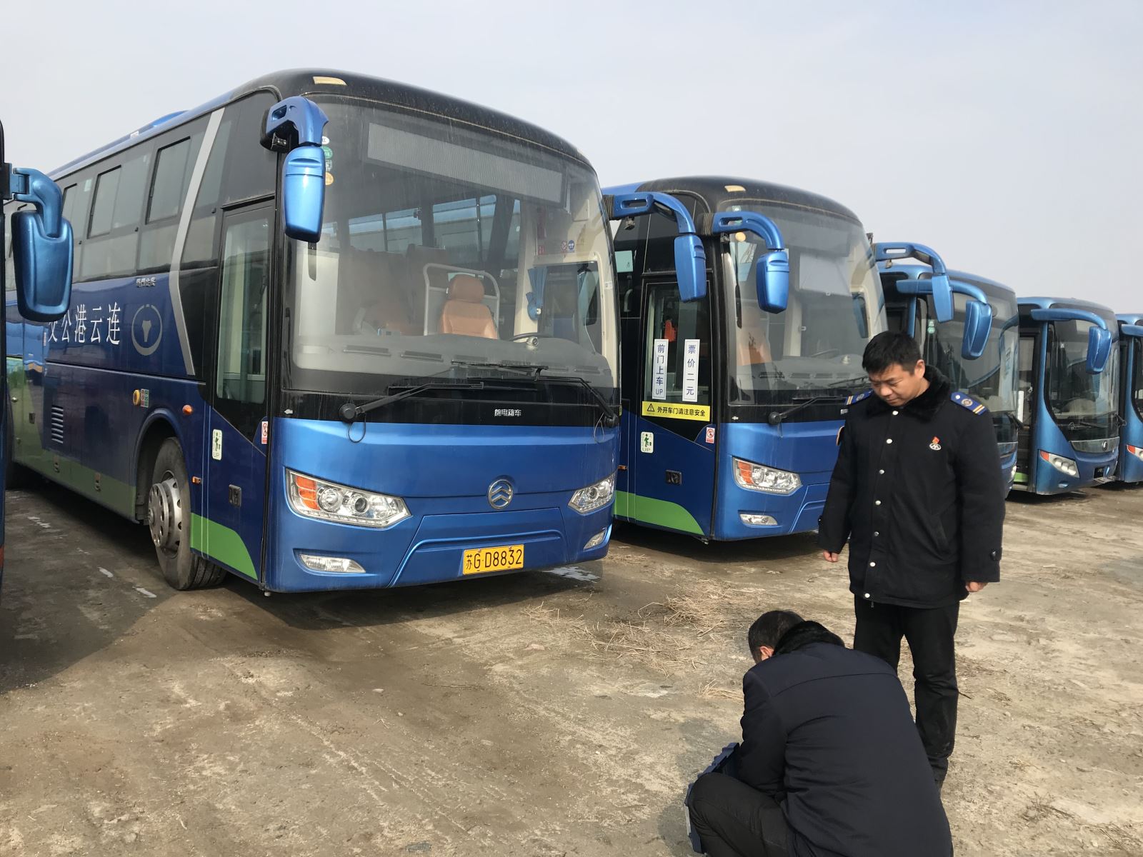 公交集團經營發(fā)展事業(yè)部開展待運營新能源車輛充電維護工作