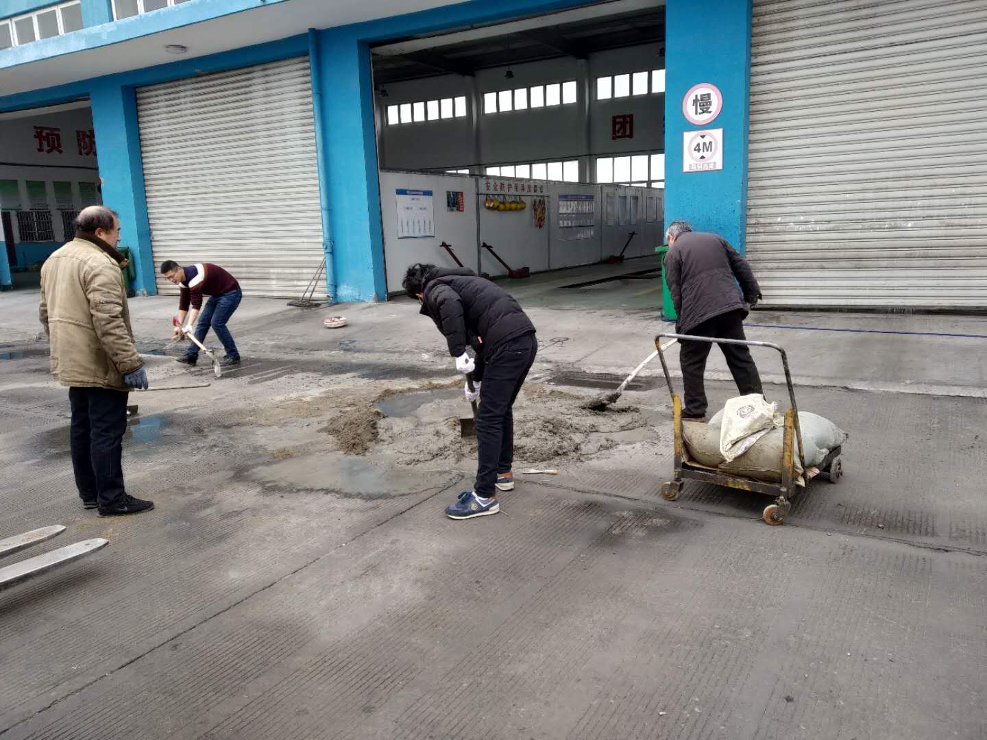 公交集團機務(wù)事業(yè)部大浦分廠開展車間地坪修整作業(yè)