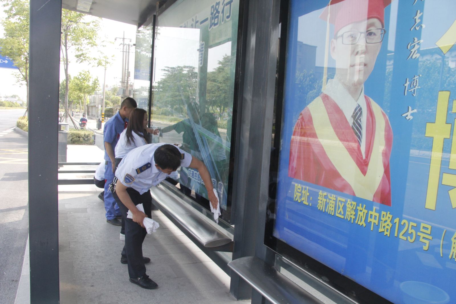 公交維修公司組織擦洗公交站臺為“創文”出一份力