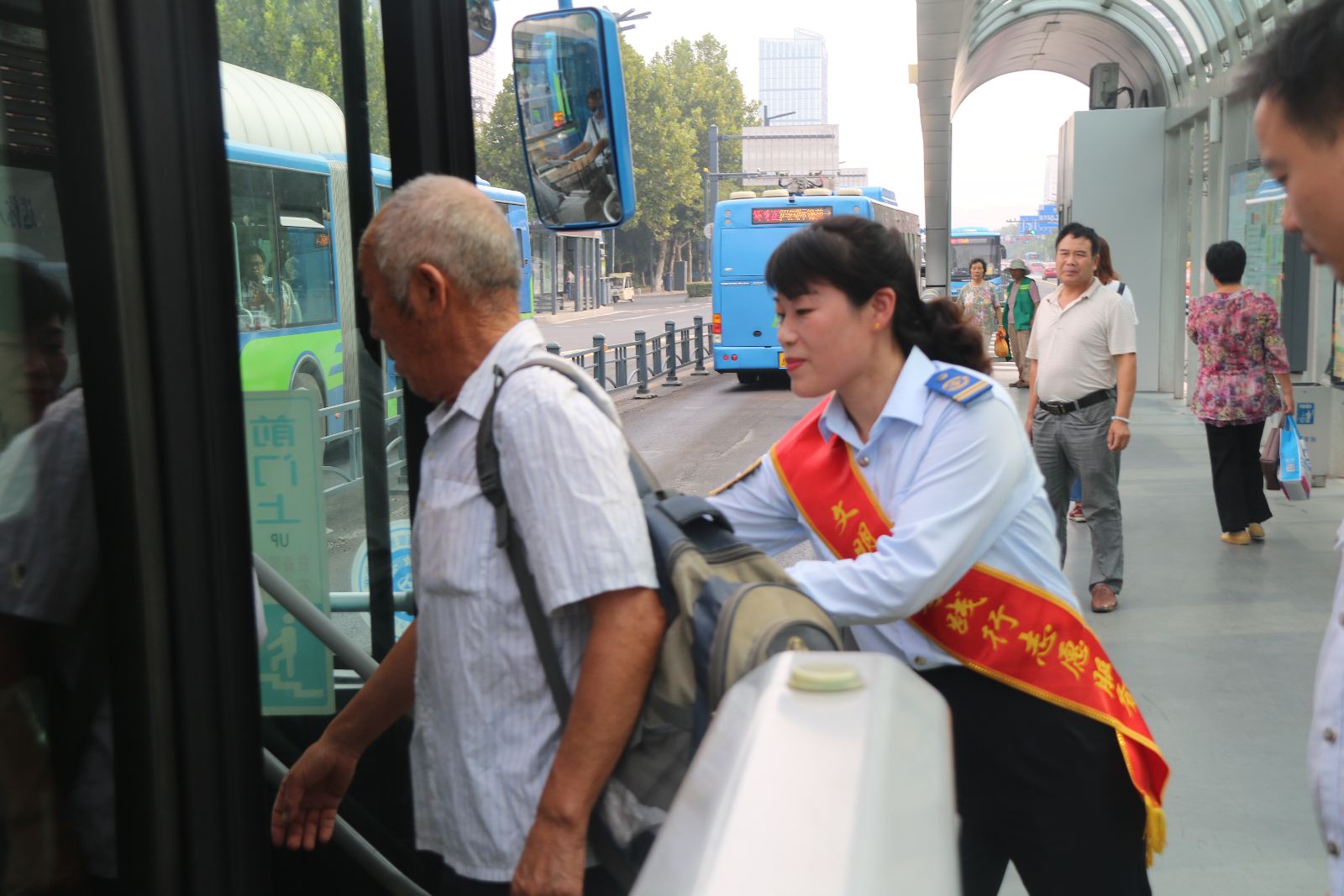 公交集團開展“關愛殘疾人無障礙乘車 文明出行”活動