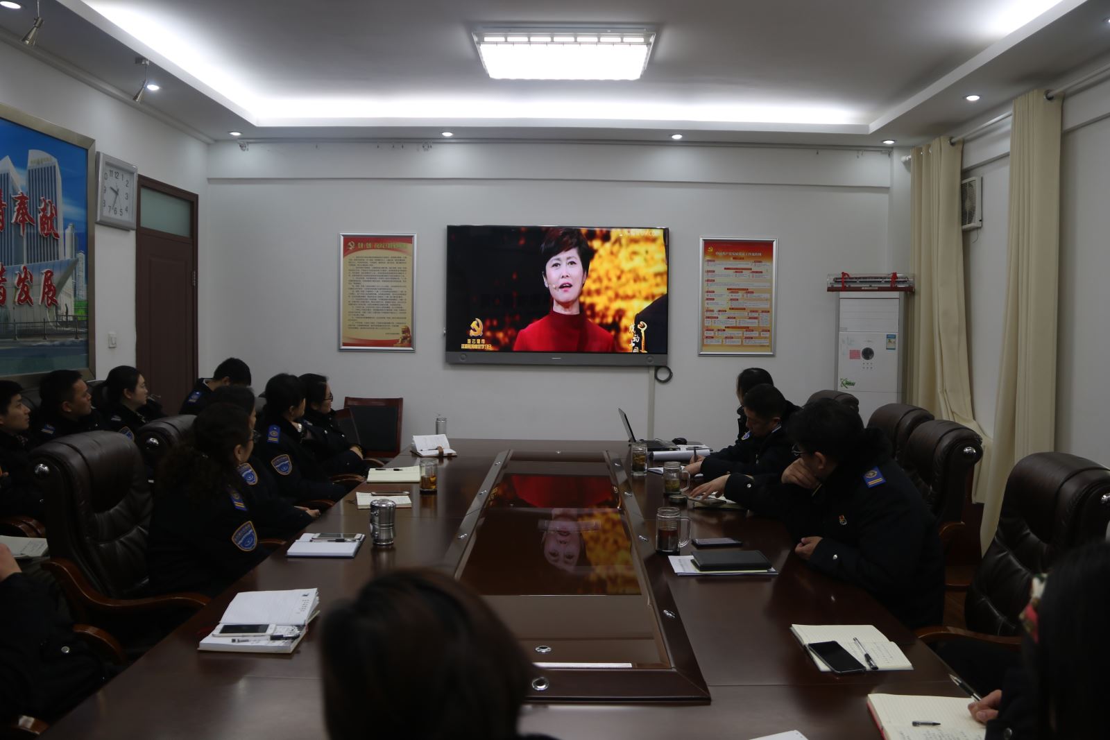 公交集團(tuán)組織黨員干部觀看《2018年度感動中國人物頒獎盛典》