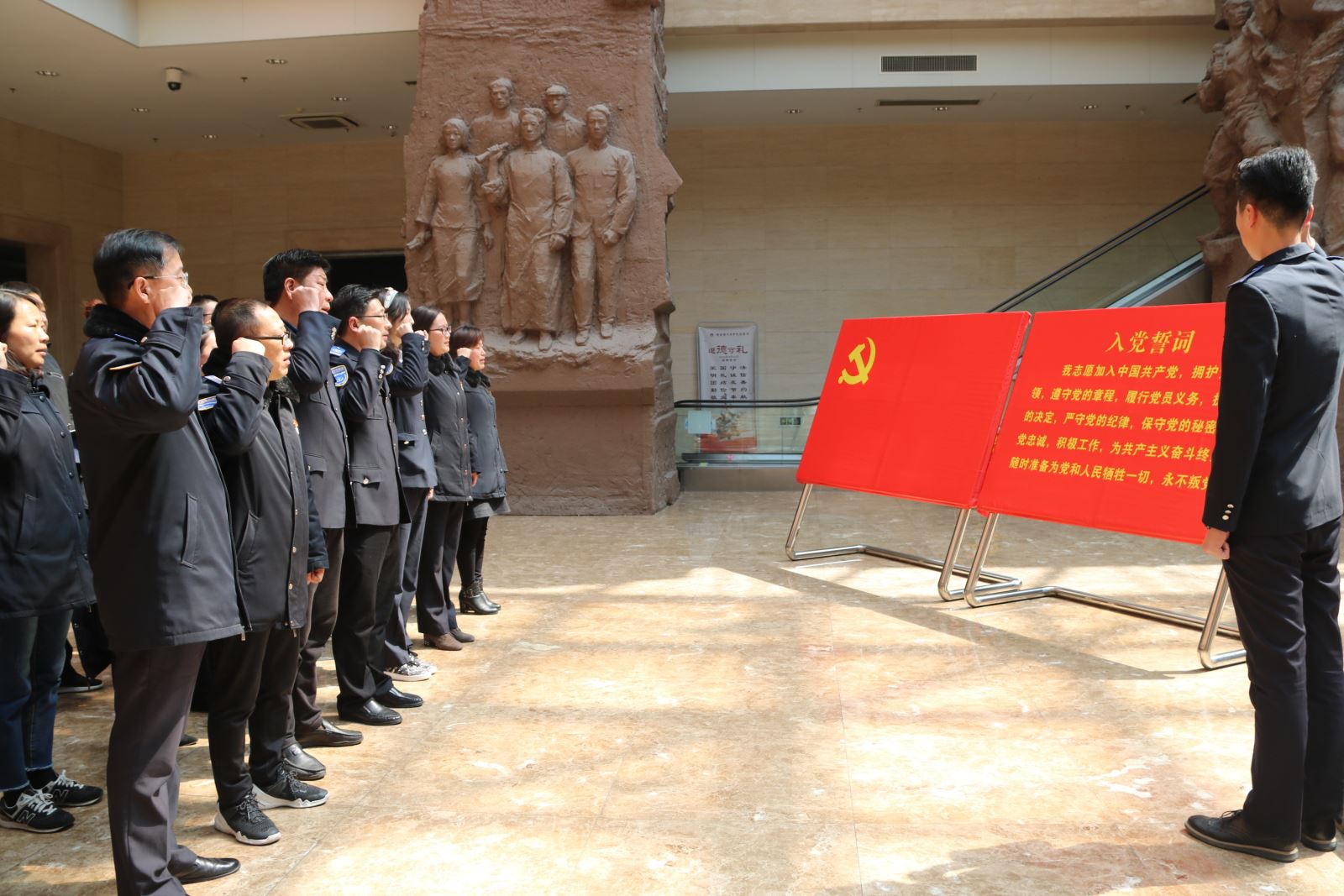 公交集團(tuán)機關(guān)總支開展“緬懷先烈憶初心、傳承精神勇?lián)?dāng)”主題黨日活動