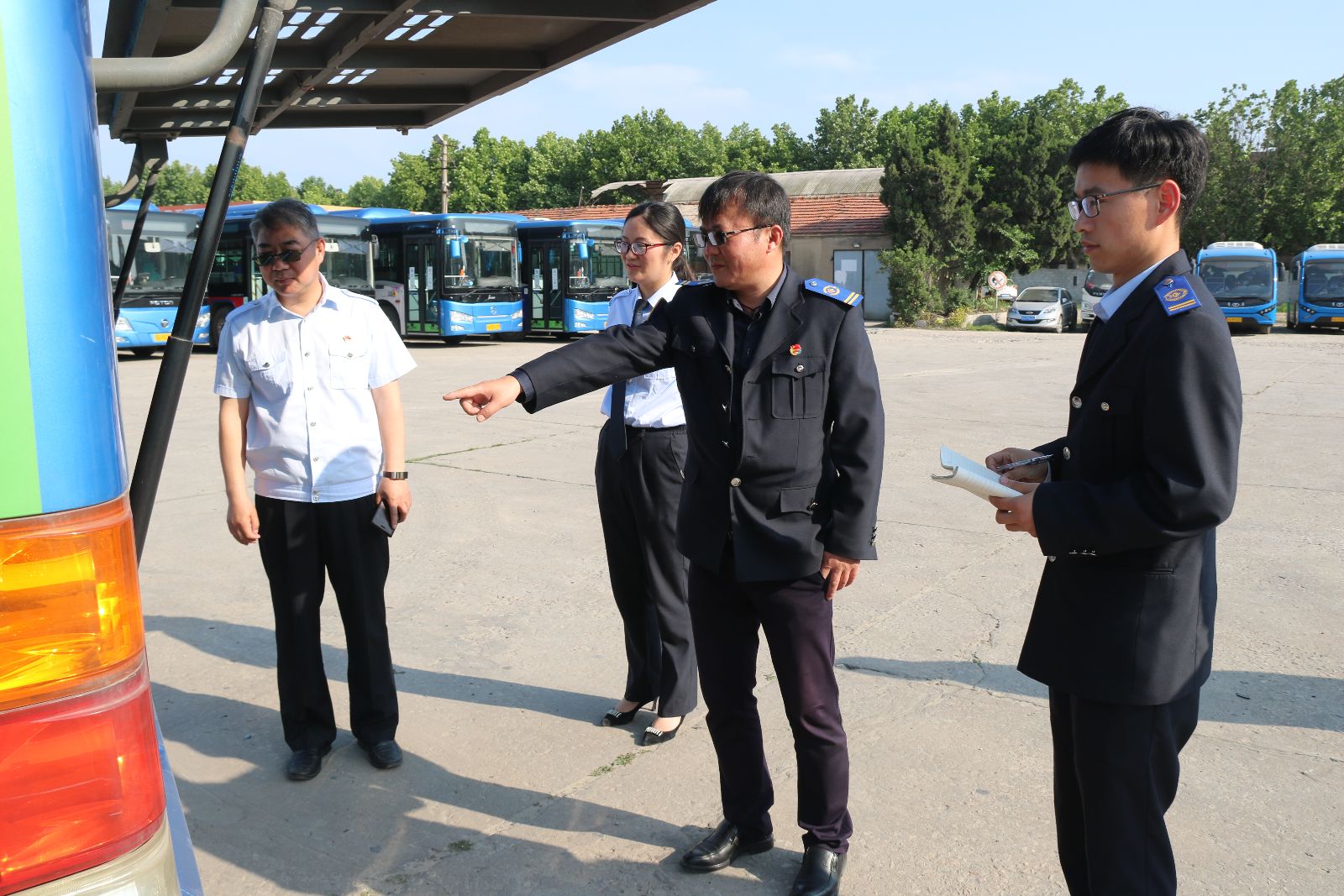公交集團(tuán)機(jī)務(wù)技術(shù)部開展電池艙楊柳絮清理檢查工作